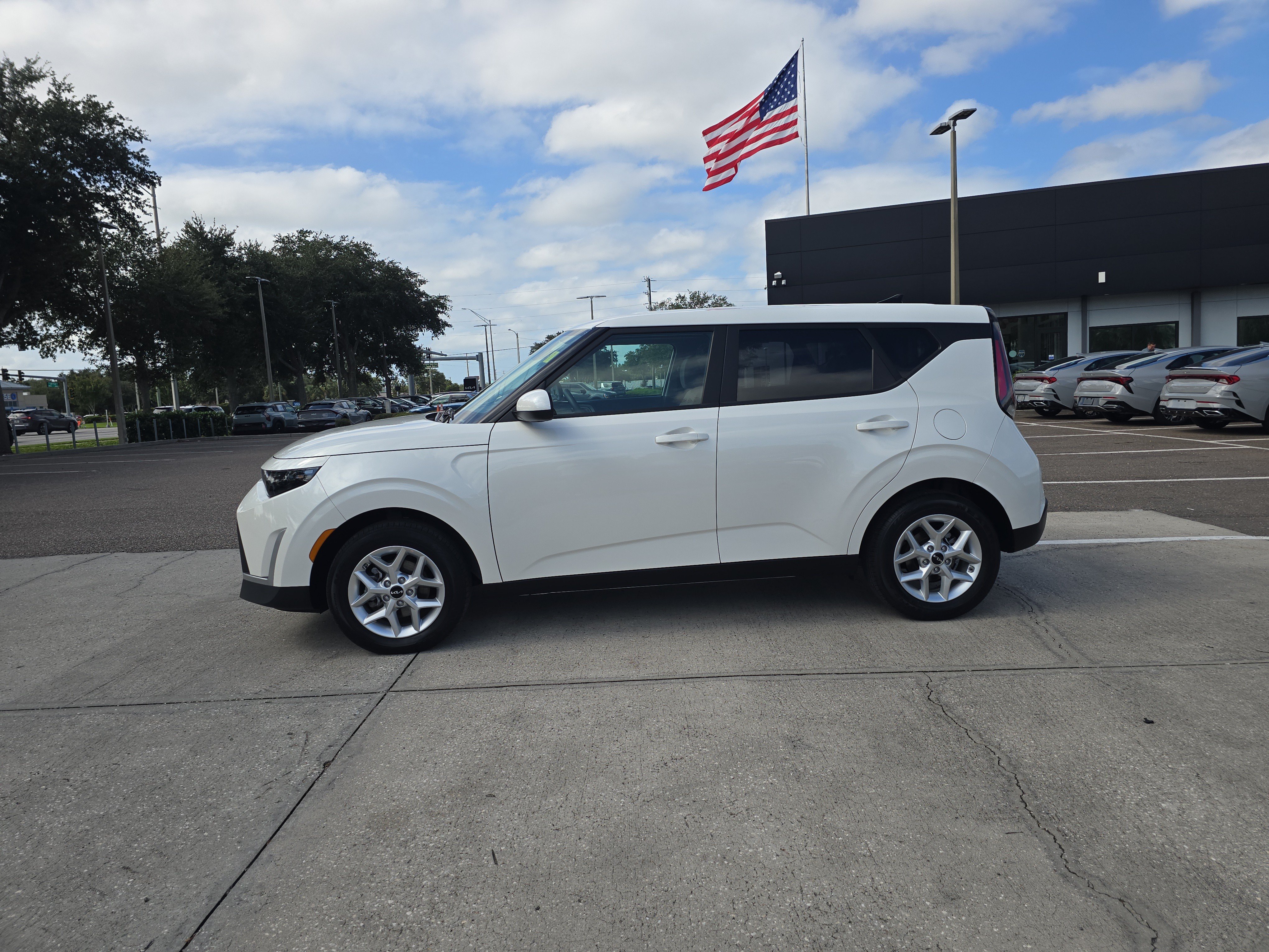 Certified 2025 Kia Soul LX w/ LX Technology Package FWD image 5