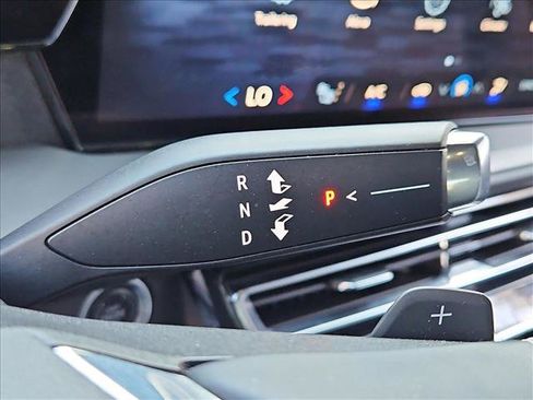 Used 2025 Chevrolet Traverse LT FWD image 12