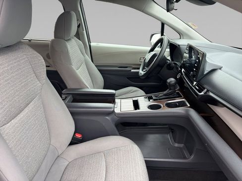Used 2021 Toyota Sienna LE image 18