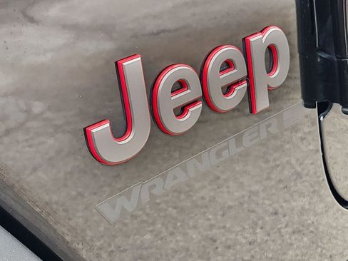 Used 2025 Jeep Wrangler Unlimited Rubicon AWD/4WD image 12