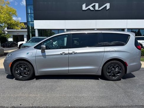Used 2021 Chrysler Pacifica Limited w/ Uconnect Theater Family Group FWD image 2
