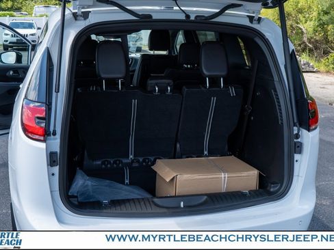 New 2025 Chrysler Pacifica Select w/ Uconnect Theater Family Group image 30