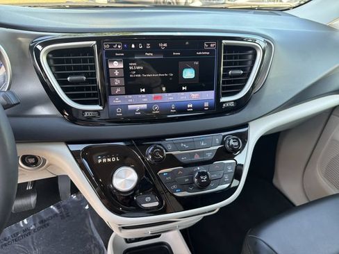 Used 2023 Chrysler Pacifica Touring-L FWD image 30