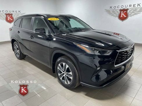Used 2024 Toyota Highlander XLE AWD/4WD image 1