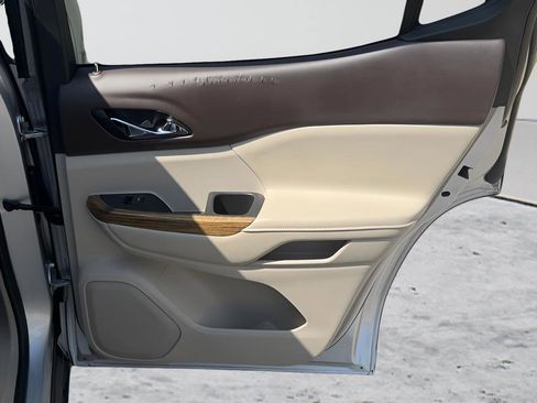 Used 2018 GMC Acadia Denali image 27