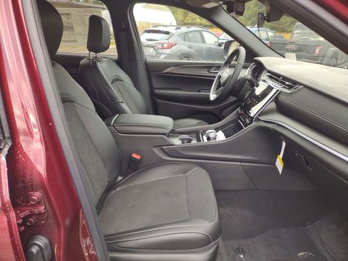 New 2025 Jeep Grand Cherokee Altitude image 17