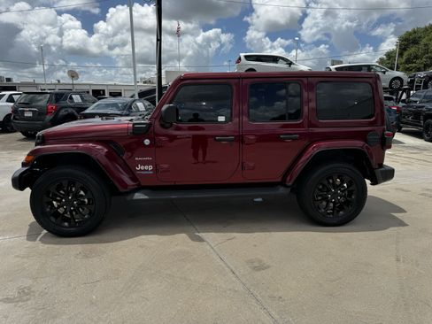 Used 2022 Jeep Wrangler Unlimited Sahara AWD/4WD image 7