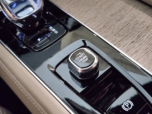 New 2025 Volvo XC90 B6 Core w/ Protection Package image 21