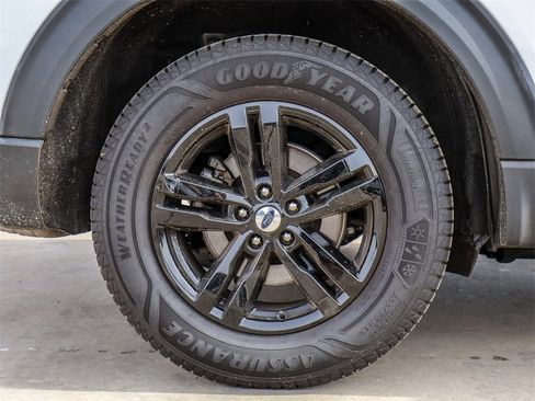 Used 2022 Ford Explorer XLT image 9