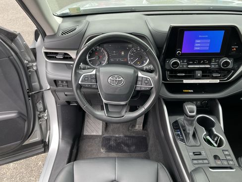 Certified 2024 Toyota Highlander XLE AWD/4WD image 12