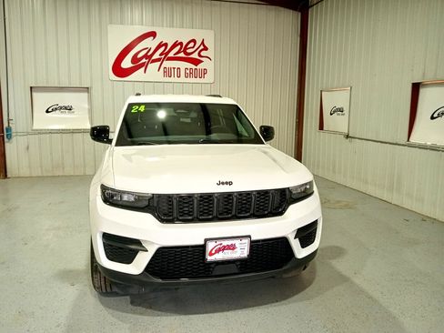 Used 2024 Jeep Grand Cherokee Altitude image 2