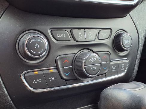 Used 2020 Jeep Cherokee Limited FWD image 17