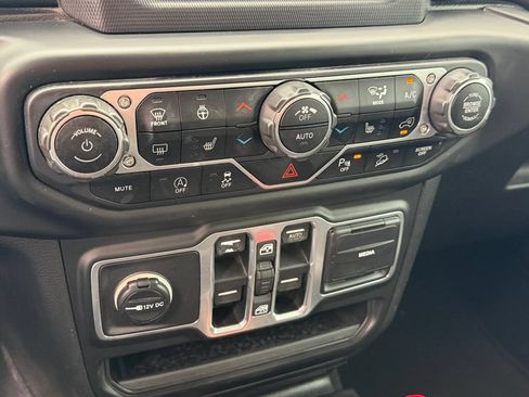 Used 2018 Jeep Wrangler Unlimited Sahara w/ Dual Top Group AWD/4WD image 33