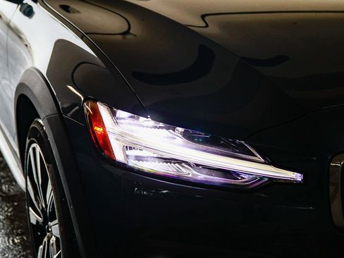 New 2026 Volvo V60 B5 Cross Country Ultra w/ Climate Package image 10