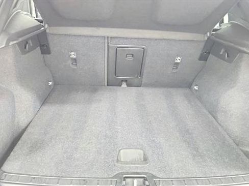 Used 2024 Volvo XC40 B5 Core image 10
