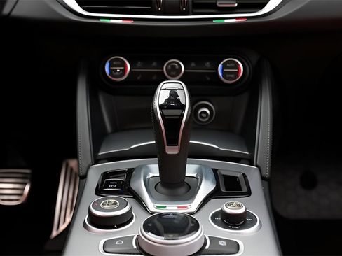 Used 2023 Alfa Romeo Stelvio Veloce image 44