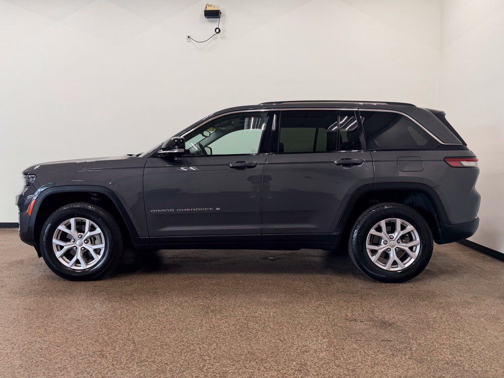 Used 2022 Jeep Grand Cherokee Limited AWD/4WD image 2