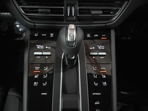 Certified 2026 Porsche Macan AWD/4WD image 19