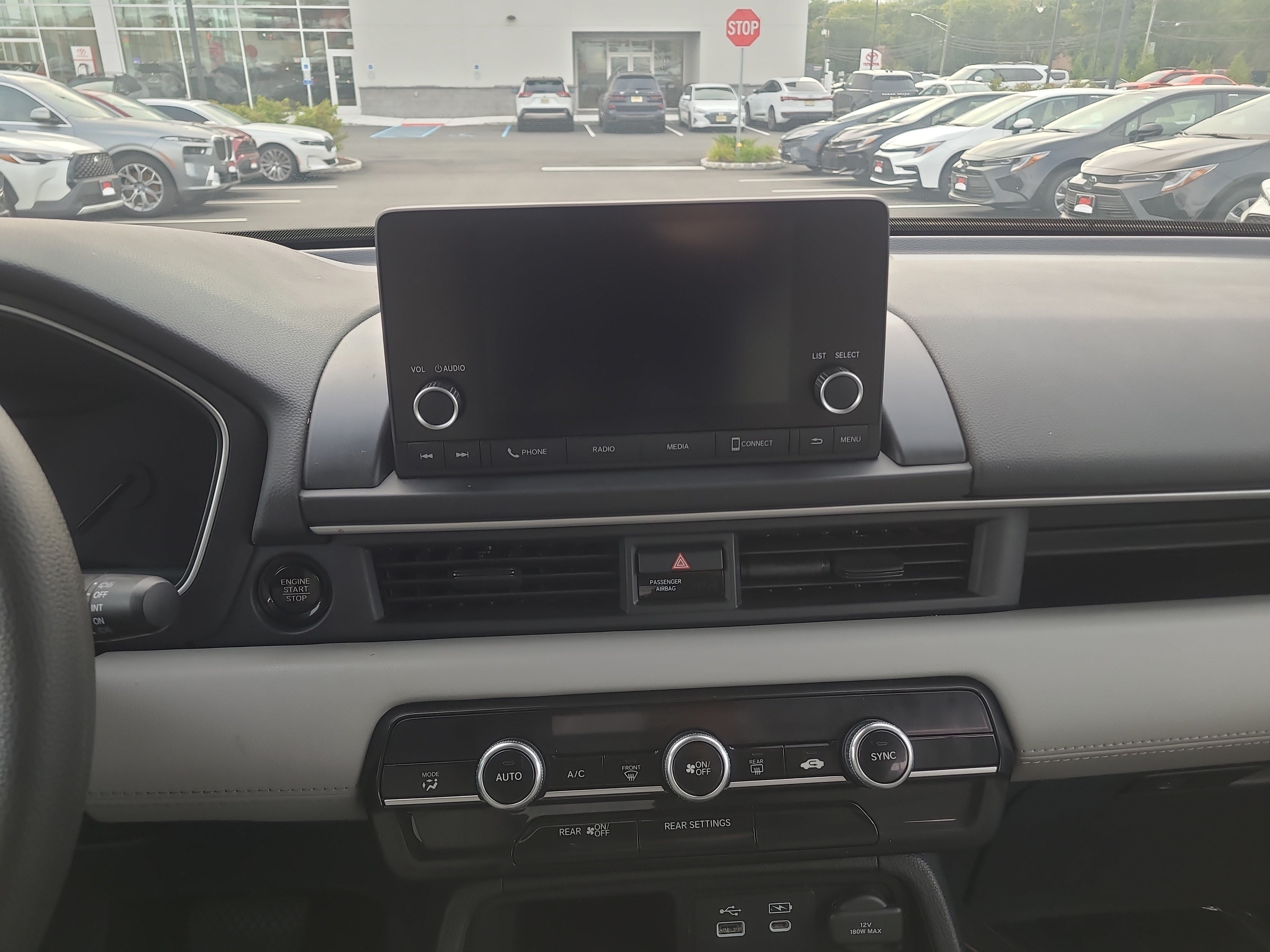 Used 2023 Honda Pilot LX image 19