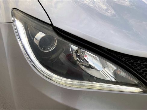 Used 2019 Chrysler Pacifica Limited w/ Advanced Safetytec Group FWD image 26