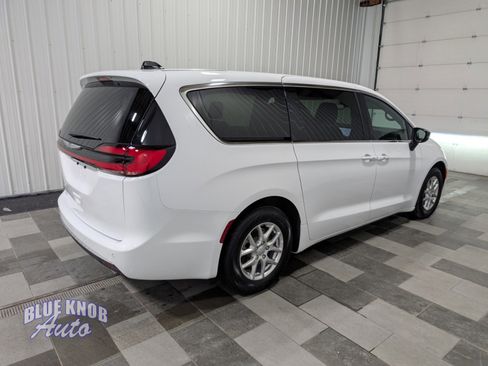 Used 2025 Chrysler Pacifica Select image 4