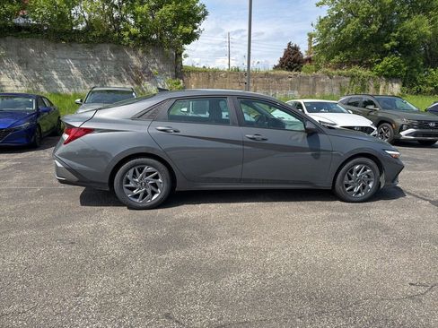 Used 2025 Hyundai Elantra Hybrid FWD image 8