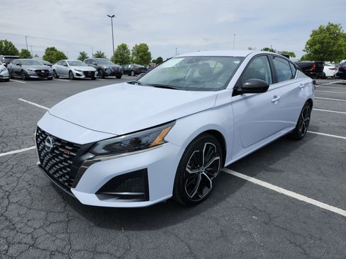 Used 2024 Nissan Altima 2.5 SR FWD image 12