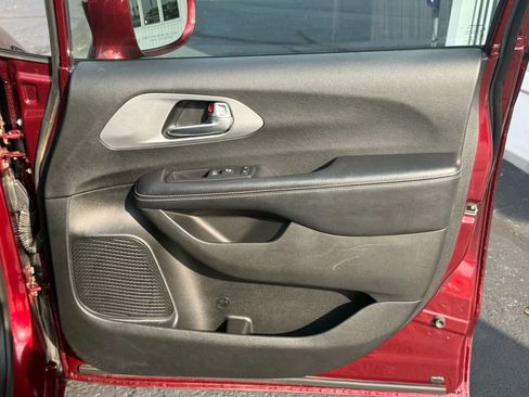 Used 2018 Chrysler Pacifica Touring-L w/ Premium Audio Group image 47