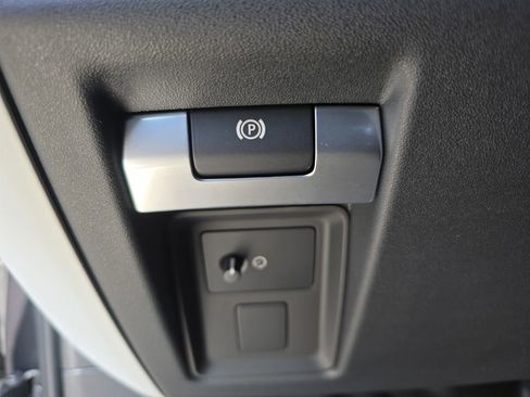 New 2026 Land Rover Defender 130 X-Dynamic SE image 27