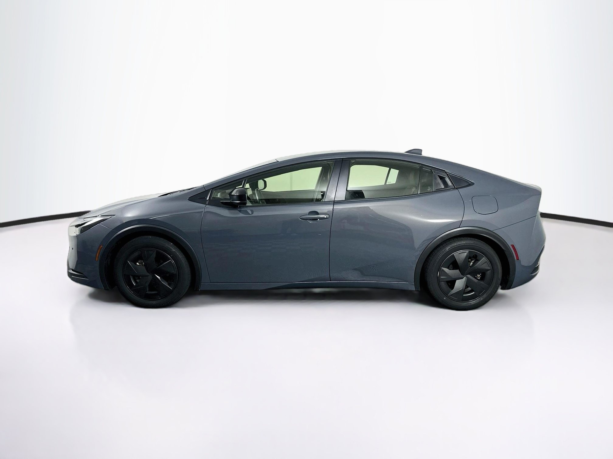 Used 2025 Toyota Prius LE FWD image 4