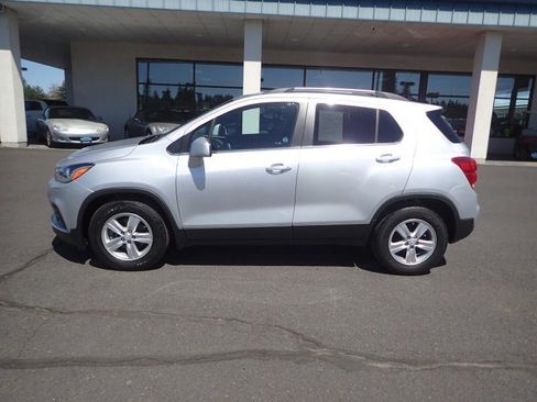 Used 2017 Chevrolet Trax LT image 2