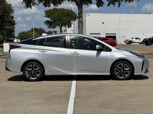 Used 2021 Toyota Prius XLE FWD image 3