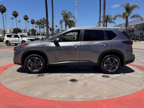 Certified 2025 Nissan Rogue SV w/ SV Premium Package FWD image 5