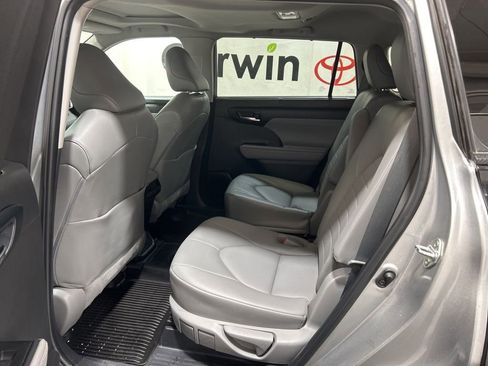 Used 2022 Toyota Highlander XLE image 25