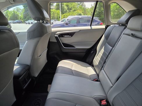 Used 2022 Toyota RAV4 XLE Premium FWD image 6