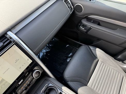 Used 2024 Land Rover Discovery Dynamic SE image 34