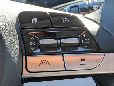 Used 2023 Hyundai Elantra Limited image 28