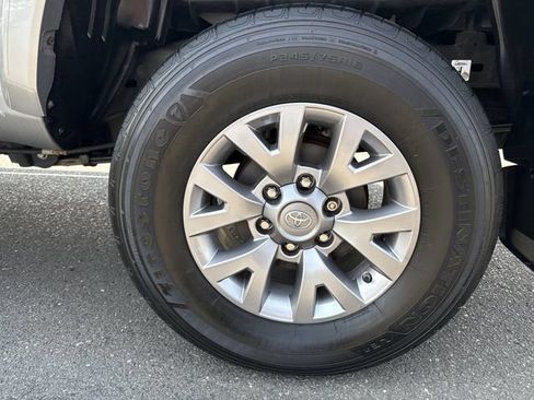 Used 2018 Toyota Tacoma SR5 AWD/4WD image 11