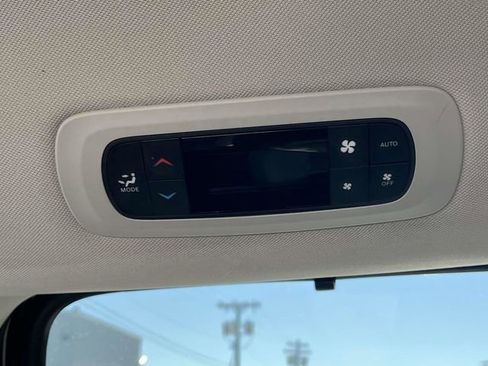 Used 2024 Chrysler Pacifica Touring-L FWD image 19