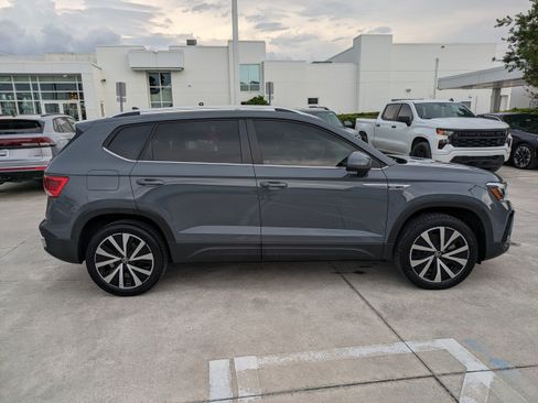 Certified 2024 Volkswagen Taos SE FWD image 3