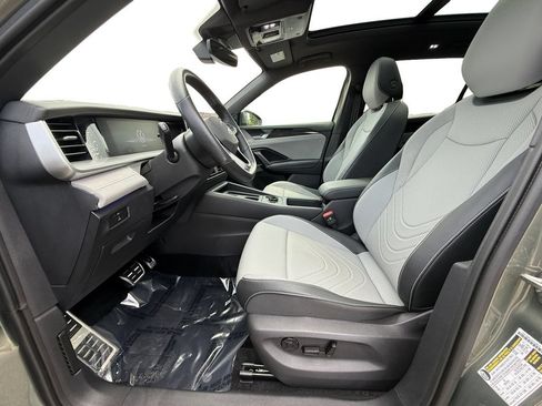 Used 2025 Volkswagen Tiguan SE R-Line FWD image 9