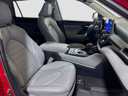Used 2023 Toyota Highlander XLE AWD/4WD image 27