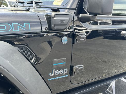 Used 2023 Jeep Wrangler Unlimited Rubicon 4xe w/ Cold Weather Group AWD/4WD image 15