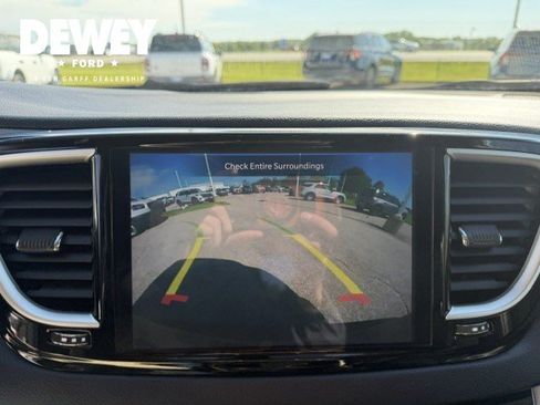 Used 2023 Chrysler Pacifica Touring-L FWD image 19