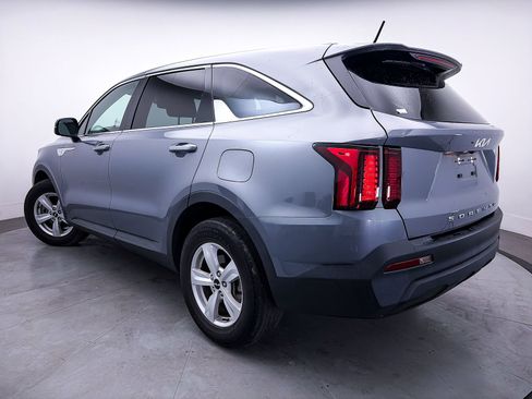Used 2022 Kia Sorento LX image 2