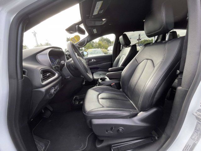 Used 2025 Chrysler Pacifica Select FWD image 16