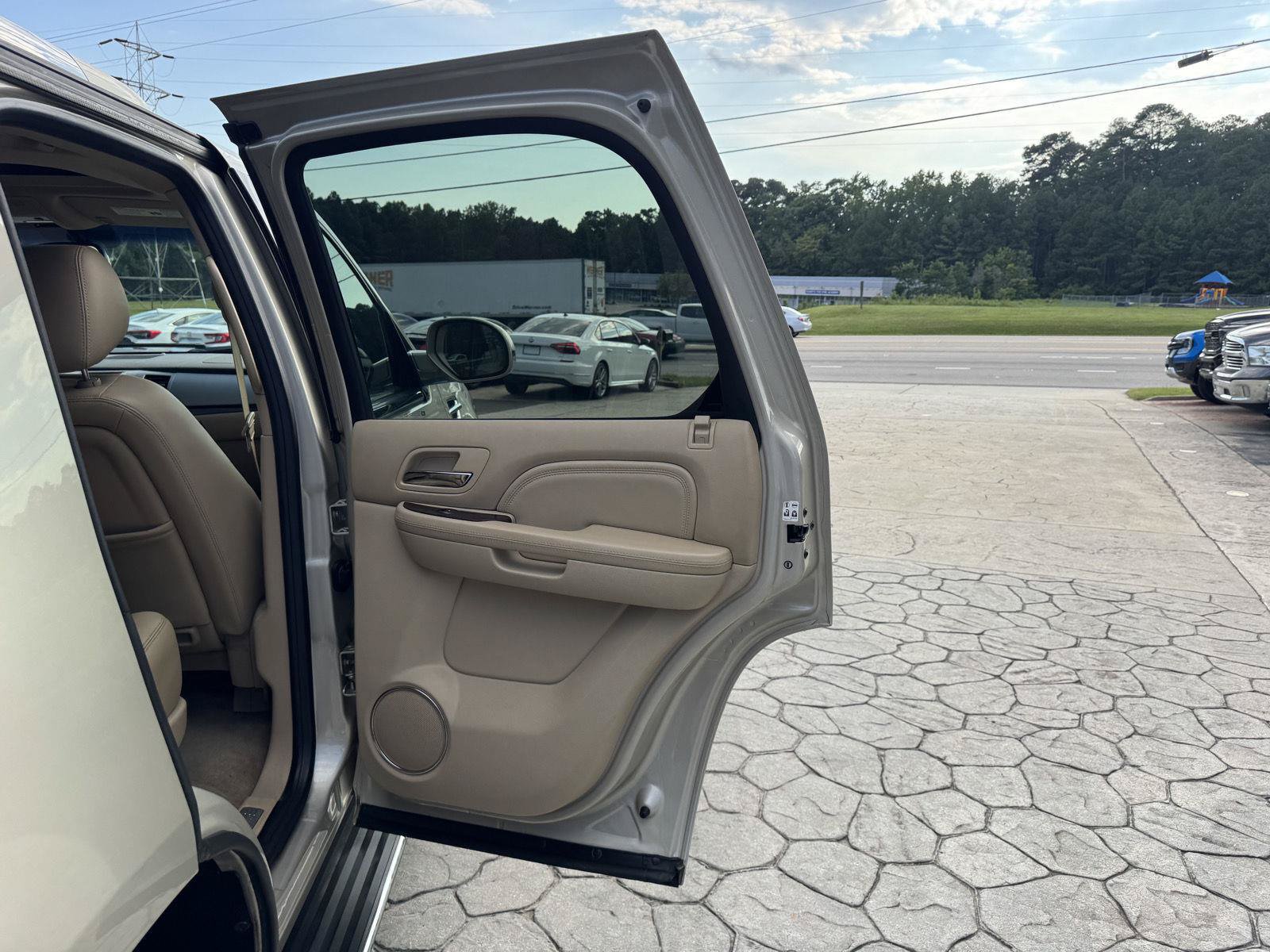 Used 2013 Cadillac Escalade Luxury RWD image 18