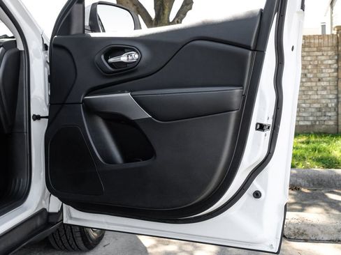 Used 2021 Jeep Cherokee Latitude Lux w/ Comfort/Convenience Group image 56