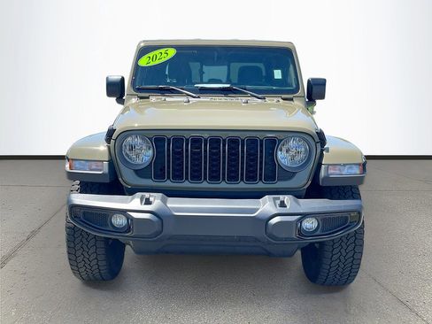 Used 2025 Jeep Gladiator Sport image 2
