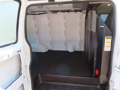 Used 2013 Chevrolet Express 2500 RWD image 12
